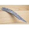 Roubovací nůž (kiridashi) – detail čepele a tvaru, položený na dřevěném podkladu