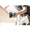 Festool ETS 1505 při broušení hrany dřevěného dílce – práce jednou rukou
