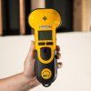 Zircon MetalliScanner MT 7 – detektor kovů v ruce, čelní pohled na tělo a ovládání.