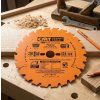 Expertní fotografie pilového kotouče CMT 271.250.24M resting flat na truhlářském ponku vedle tužky a metru, v kontextu truhlářské dílny.